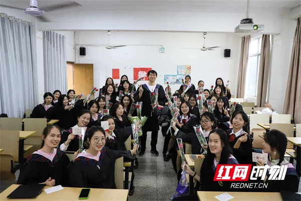 湖南科技学院：唯一男生为全班女生准备走心毕业礼物